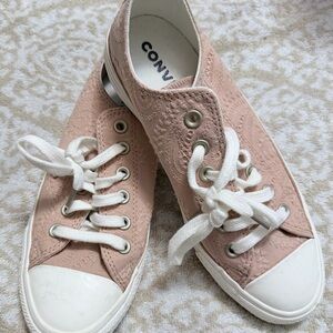 Converse Women's beige Lace Sneakers good condition